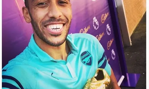 Aubameyang khoe giày vàng sau khi giúp Arsenal hạ Burnley
