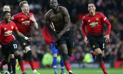 Bài tẩy giúp Man Utd ngược dòng PSG: "Ku chủ tịch" và 2 "trợ lý"