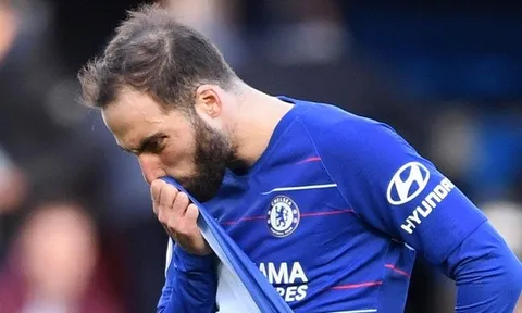 Bằng cách lách luật, Chelsea có thể giữ Higuain thêm một năm