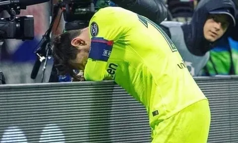 Barca bị loại cay đắng, Messi gục mặt khóc thảm thương