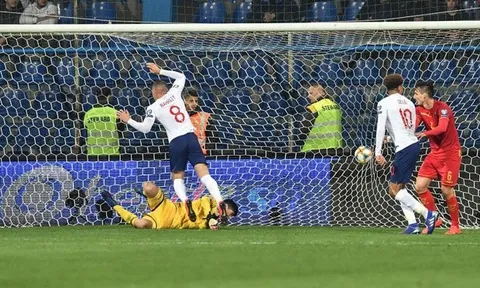 "Cậu ấy bằng cả Messi và Ronaldo hợp lại"