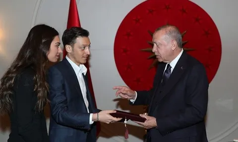 Bất chấp xung đột giữa Đức và Thổ, Ozil vẫn làm một điều gây chú ý