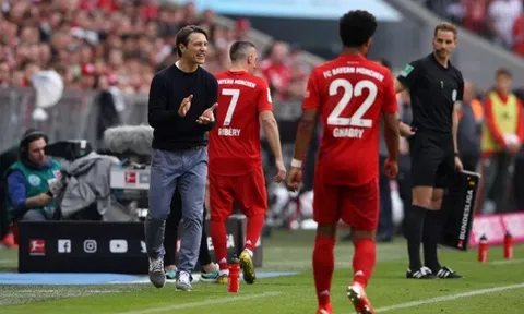 Bayern đăng quang, CĐV "Hùm xám" có hành động bất ngờ với HLV Kovac