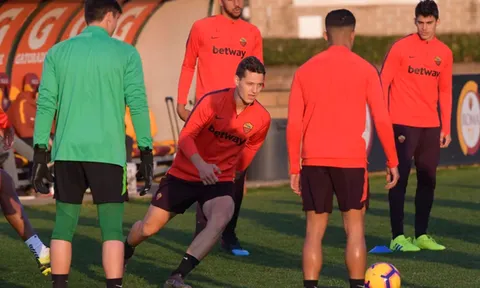 Bị AC Milan bỏ xa, Daniele De Rossi đầy lo âu trên sân tập
