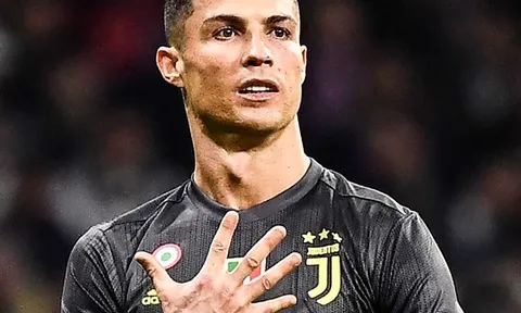 Bị la ó dữ dội, Ronaldo dùng tay "bịt miệng" NHM Atletico
