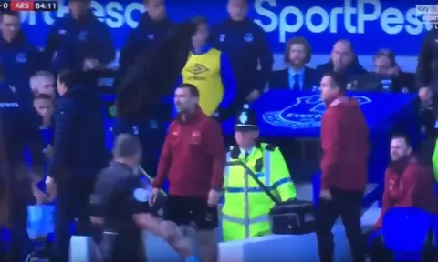 Bị Ozil ném áo khoác, Marco Silva phản ứng bất ngờ