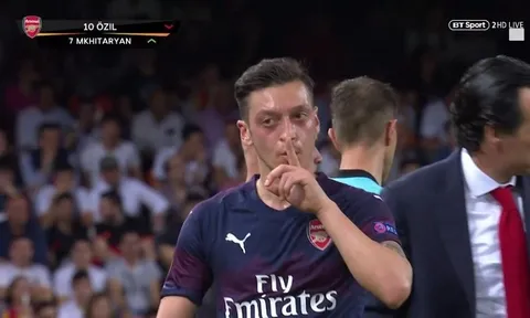 Bị thay giữa chừng, Ozil ra "dấu hiệu" khiến báo giới sục sôi