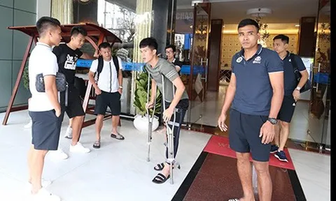 Đình Trọng chống nạng lên sân bay tiễn ĐT Việt Nam dự King's Cup 2019