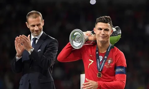 Biểu cảm khó đỡ của Ronaldo khi nâng cúp bạc