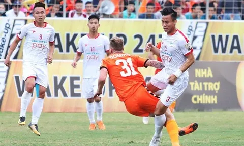 “Bạo lực sân cỏ” trở lại V-League, trọng tài... làm ngơ?