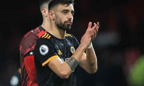 Ra mắt Man Utd, Fernandes gây sốc cho CĐV nhà với 1 động thái