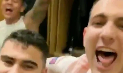 Cầu thủ Man Utd ăn mừng điên cuồng trong phòng thay đồ