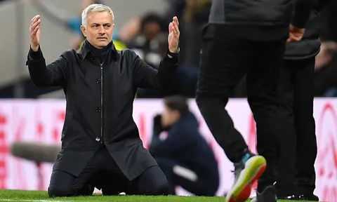 Cái quỳ gối của Mourinho và những khoảnh khắc ấn tượng vòng 22 NHA