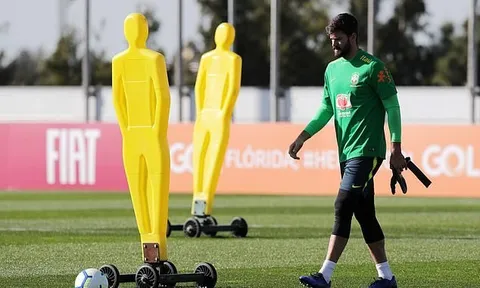Cạnh tranh với Ederson, Allison khá nghiêm túc trên sân tập Brazil