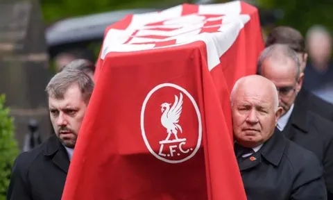 Jamie Carragher đăm chiêu đưa tiễn cựu huyền thoại Liverpool