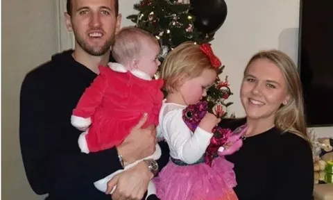 Harry Kane và gia đình bên trong căn biệt thự có giá 17 triệu bảng
