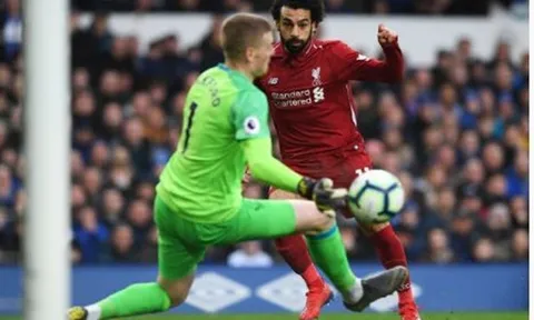 Salah đá bay vị trí đầu bảng của Liverpool sau tình huống này