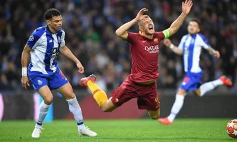 "Gã đồ tể" Pepe tẩn Edin Dzeko ngay trong trận đấu với Roma