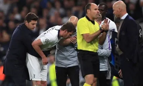 Sốc! Vertonghen không thể tự đi sau pha va chạm với chính đồng đội Alderweireld