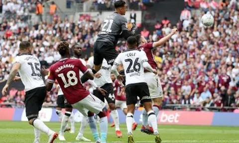 Thủ môn mắc sai lầm ngớ ngẩn, Derby County vuột mất 170 triệu bảng vào tay Aston Villa