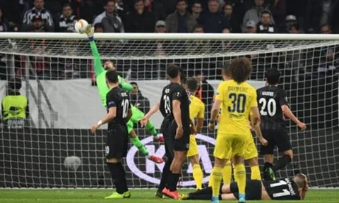 David Luiz với pha đá phạt "phiên bản lỗi của Messi"