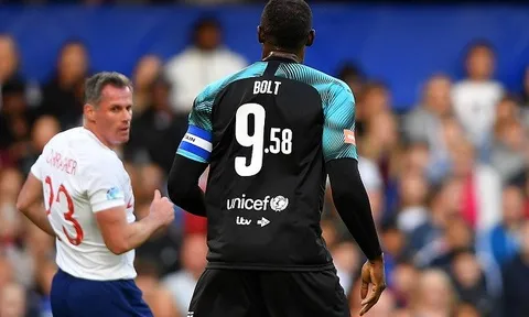 Carragher bị "đồng đội cạch mặt" sau pha tấu hài trước kỉ lục gia nước rút