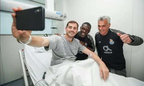 Casillas lạc quan selfie bất chấp nỗi lo phải treo găng vì bệnh tim