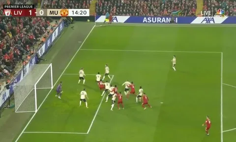 'Van Dijk lách khỏi Fred và tận dụng khoảng trống sau lưng Williams'