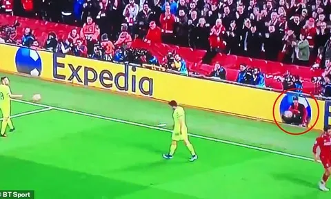 Cậu bé 'ball boy' mới đích thực là người hùng của Liverpool?
