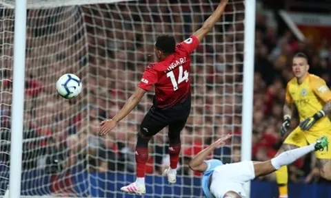 Cậu bé nhặt bóng của Man Utd "chực khóc" vì pha hỏng ăn của Lingard