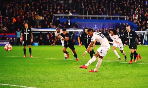 Cầu thủ PSG bật khóc ngay trước khi Rashford sút tung lưới Buffon