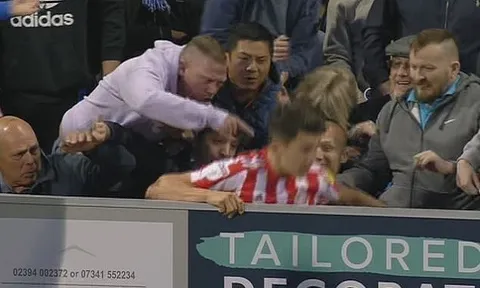 Cầu thủ Sunderland bị CĐV đối thủ hành hung ngay khi đang thi đấu