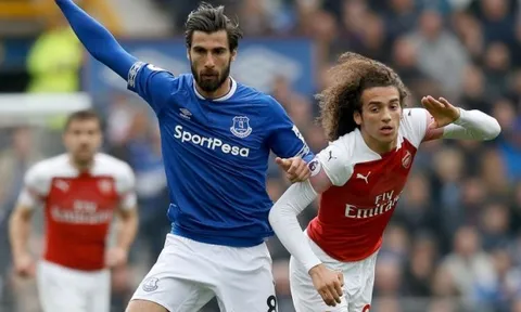 CĐV Arsenal: "Nhìn cậu ấy chẳng khác nào con gà không đầu ở giữa sân"