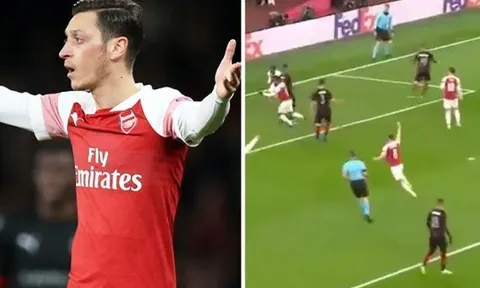 CĐV Arsenal tức điên với biểu hiện khó tin của Ozil ở bàn thứ 2