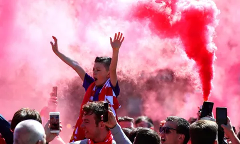 CĐV Liverpool nhuộm đỏ Anfield và những khoảnh khắc đẹp nhất ngày hạ màn Ngoại hạng Anh