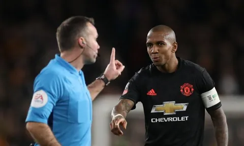 CĐV Man Utd: "Cái tên vô dụng, nên giải nghệ thì hơn!"