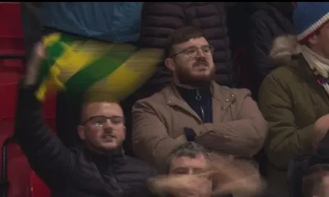 CĐV Man Utd đã hát gì tại Old Trafford đêm qua?