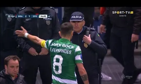 CĐV Man Utd "mở hội" chứng kiến Fernandes làm loạn