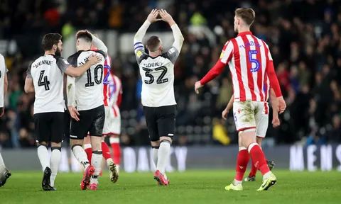CĐV Man Utd mong Rooney sút "bay ghế" Solskjaer