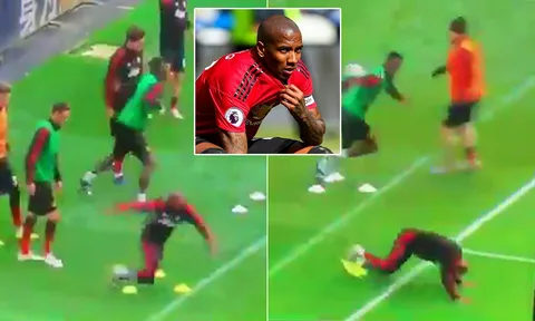 CĐV M.U xấu hổ với hình ảnh Ashley Young lớ ngớ, tự biến mình thành trò hề