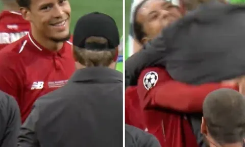 CĐV phát cuồng với pha ăn mừng đặc biệt giữa Van Dijk và Klopp
