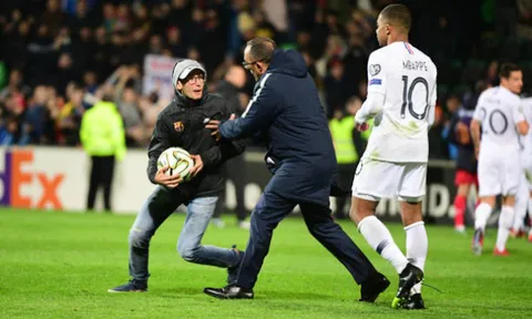 CĐV quá khích vào sân, Mbappe có hành động 'không tưởng'