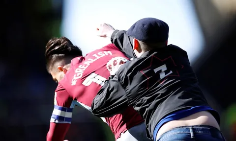 CỰC SỐC: Sao người Anh bị CĐV lao vào sân đấm knock-out thẳng mặt