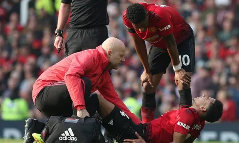 Chấn thương tàn phá, Man United vẫn ngáng chân thành công Liverpool