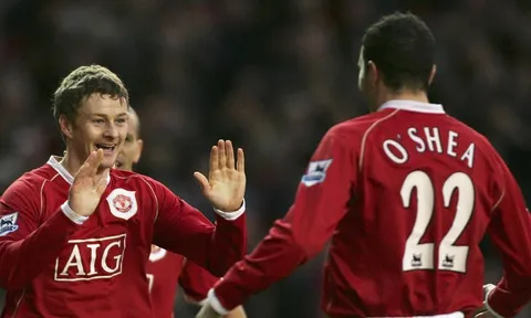 CHÍNH THỨC: Cầu thủ Man Utd đa năng nhất lịch sử giải nghệ