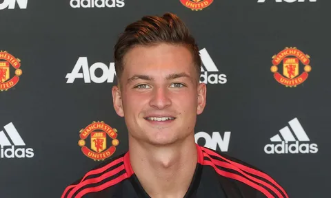 CHÍNH THỨC! "Kẻ bị Man Utd bỏ rơi" xuống chơi ở giải hạng Tư