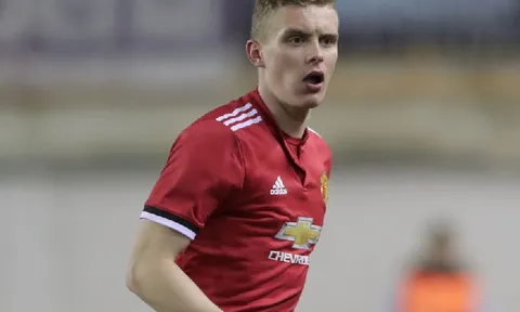 CHÍNH THỨC! Man Utd đẩy đi cái tên đầu tiên, "Roy Keane 2.0"