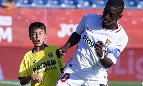 CHOÁNG! 12 tuổi cao 1m75, 'quái vật' Sevilla khiến đối thủ khóc thét