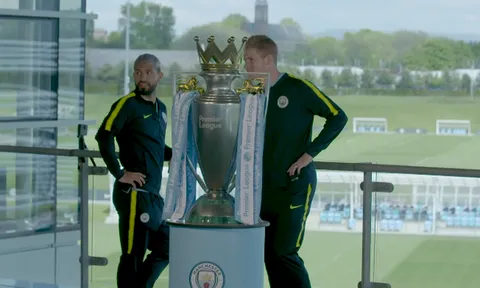 CHOÁNG! Aguero và De Bruyne khiến chiếc cúp Premier League vỡ nát