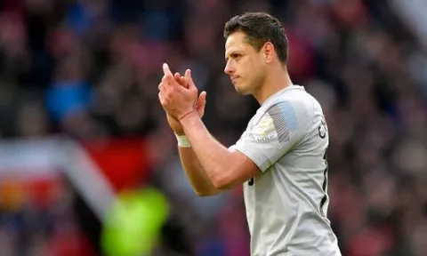 Choáng! Fan M.U làm điều khó tin với Chicharito ngày trở lại Old Trafford